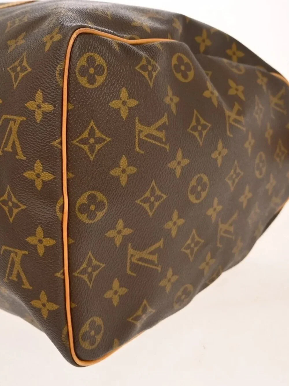 Louis Vuitton outside 	ab
